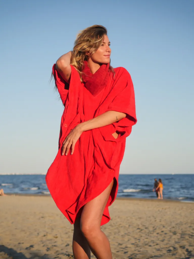 Femeie care poarta un poncho plaja dama din bumbac, culoare rosu